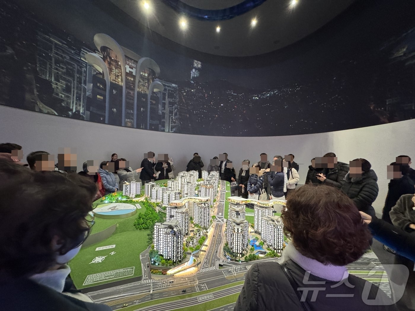 본문 이미지 - 24일 오전 서울 용산구 녹사평대로에 위치한 현대건설 한남4구역 &#39;디에이치 한강&#39; 홍보관.2024.12.24/뉴스1 ⓒ News1 한지명 기자