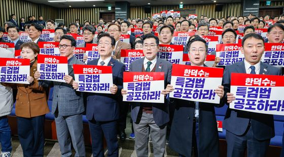 민주 '한덕수는 특검법 공포하라'