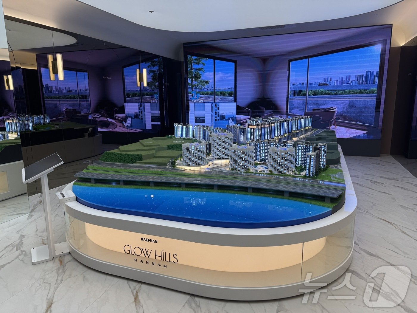 본문 이미지 - 24일 오후 서울 용산구 녹사평대로에 위치한 삼성물산 한남4구역 &#39;래미안 글로우힐즈 한남&#39; 홍보관.2024.12.24/뉴스1 ⓒ News1 한지명 기자