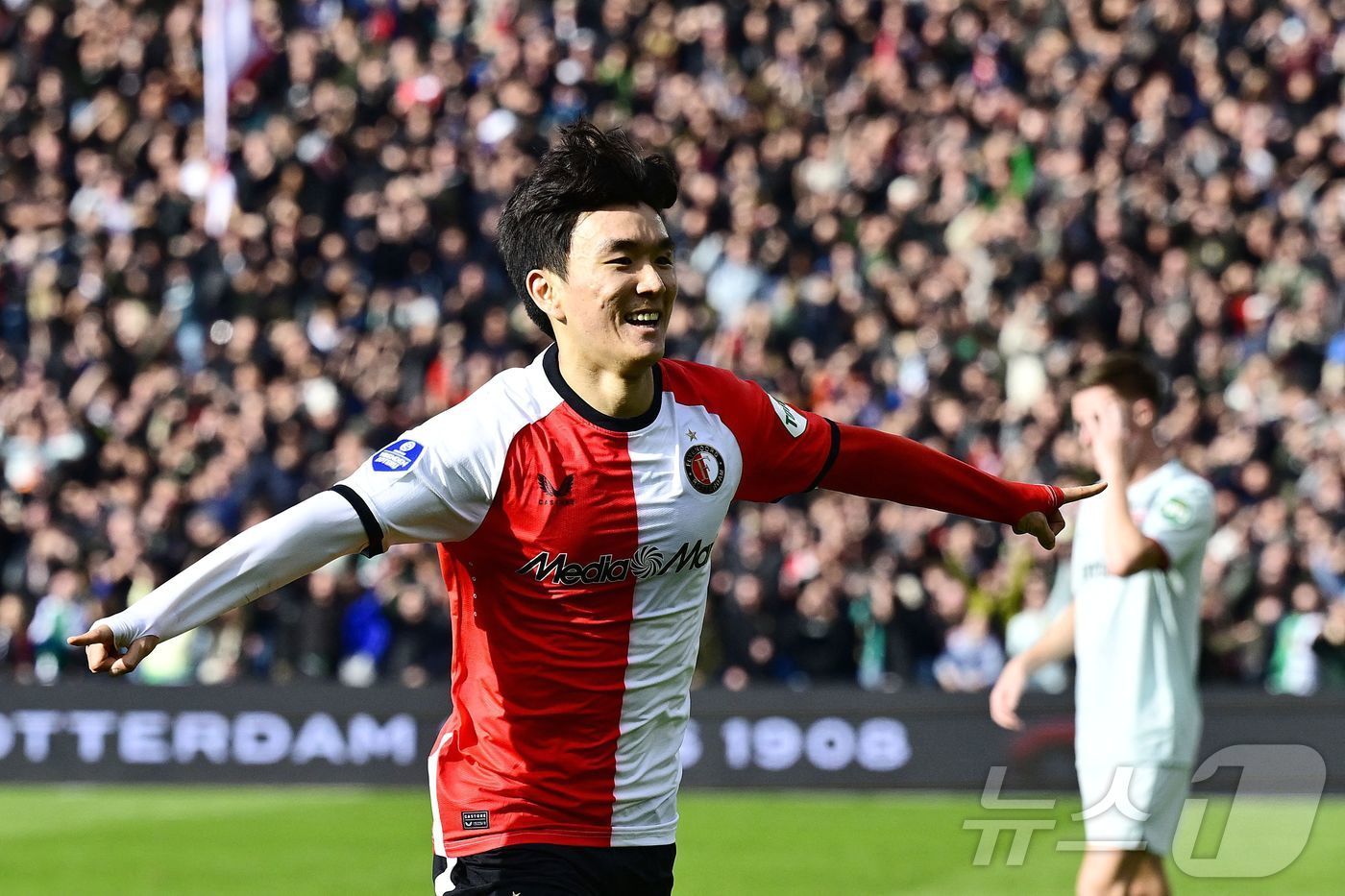 본문 이미지 - 득점 후 기뻐하는 황인범 ⓒ AFP=뉴스1