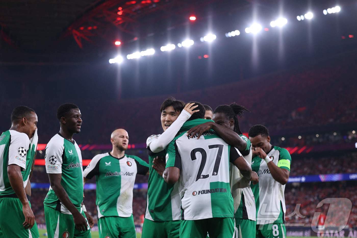 본문 이미지 -  동료들과 기쁨을 나누는 황인범 ⓒ AFP=뉴스1