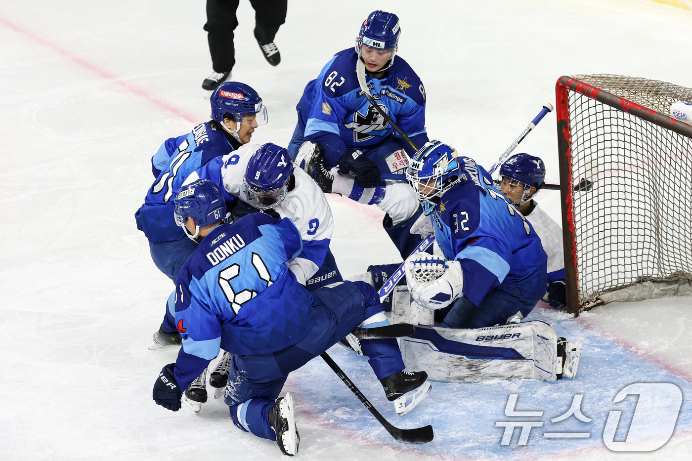 (서울=뉴스1) 이승배 기자 = 24일 오후 서울 양천구 목동 실내 아이스링크에서 열린 전국종합아이스하키 선수권 대회 결승전 HL안양과 연세대의 경기에서 안양의 골문 앞에서 양팀 …