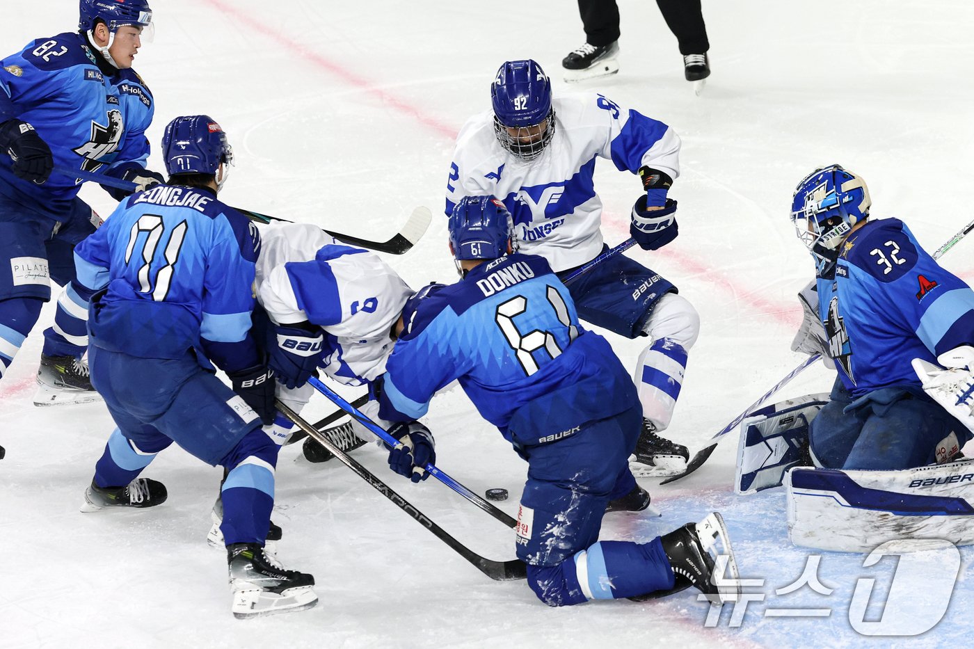 본문 이미지 - 24일 오후 서울 양천구 목동 실내 아이스링크에서 열린 전국종합아이스하키 선수권 대회 결승전 HL안양과 연세대의 경기에서 안양 골문 앞에서 선수들이 뒤엉키고 있다. 2024.12.24/뉴스1 ⓒ News1 이승배 기자