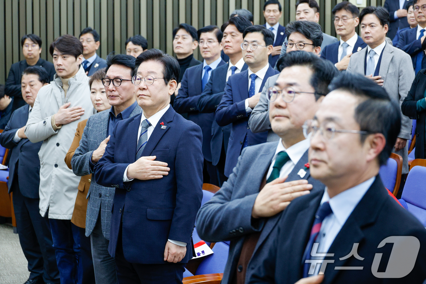 (서울=뉴스1) 안은나 기자 = 이재명 더불어민주당 대표와 박찬대 원내대표를 비롯한 의원들이 24일 오후 서울 여의도 국회에서 열린 의원총회에서 국민의례를 하고 있다. 2024.1 …