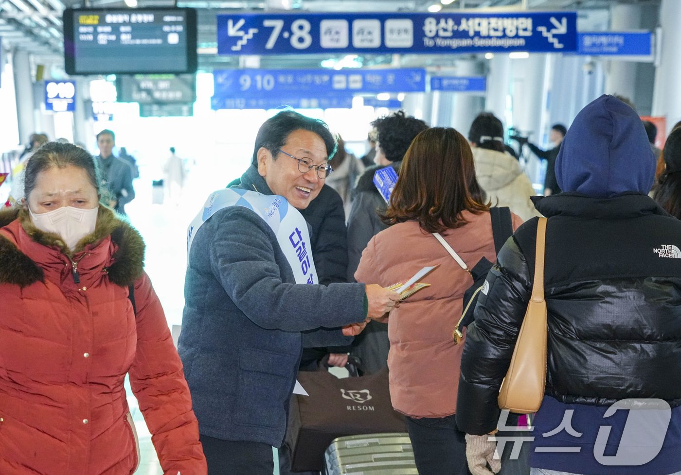 강기정 광주시장이 24일 오전 광산구 송정역 일원에서 &#39;민생경제 회복을 위한 소비촉진 릴레이 캠페인&#39;에 참여해 시민들에게 홍보 전단지를 나눠주고 있다.&#40;광주시 제공&#41;2024.12.24/뉴스1 