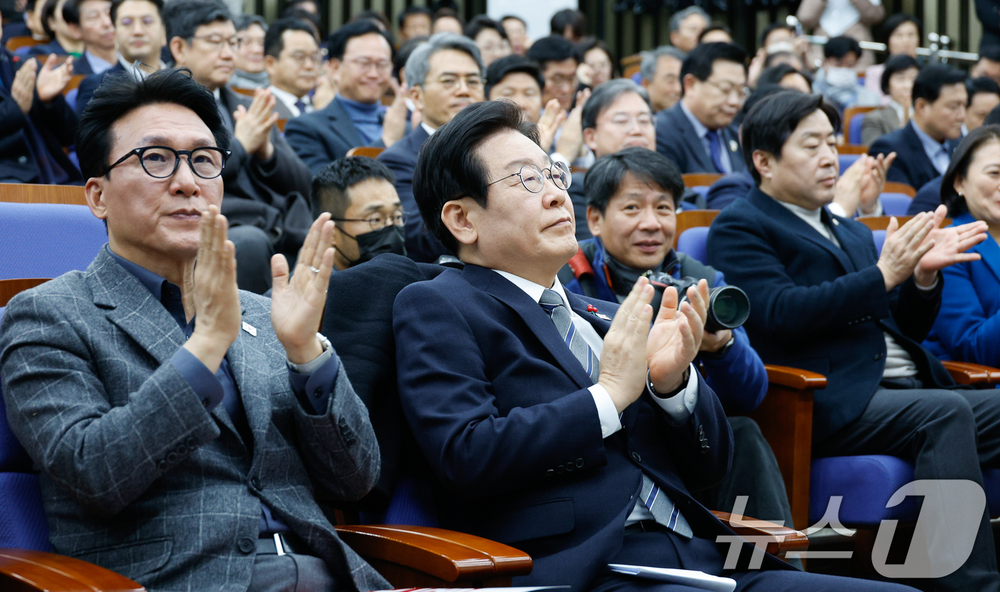 (서울=뉴스1) 안은나 기자 = 이재명 더불어민주당 대표와 김민석 최고위원이 24일 오후 서울 여의도 국회에서 열린 의원총회에서 박찬대 원내대표 모두 발언을 들은 뒤 손뼉치고 있다 …