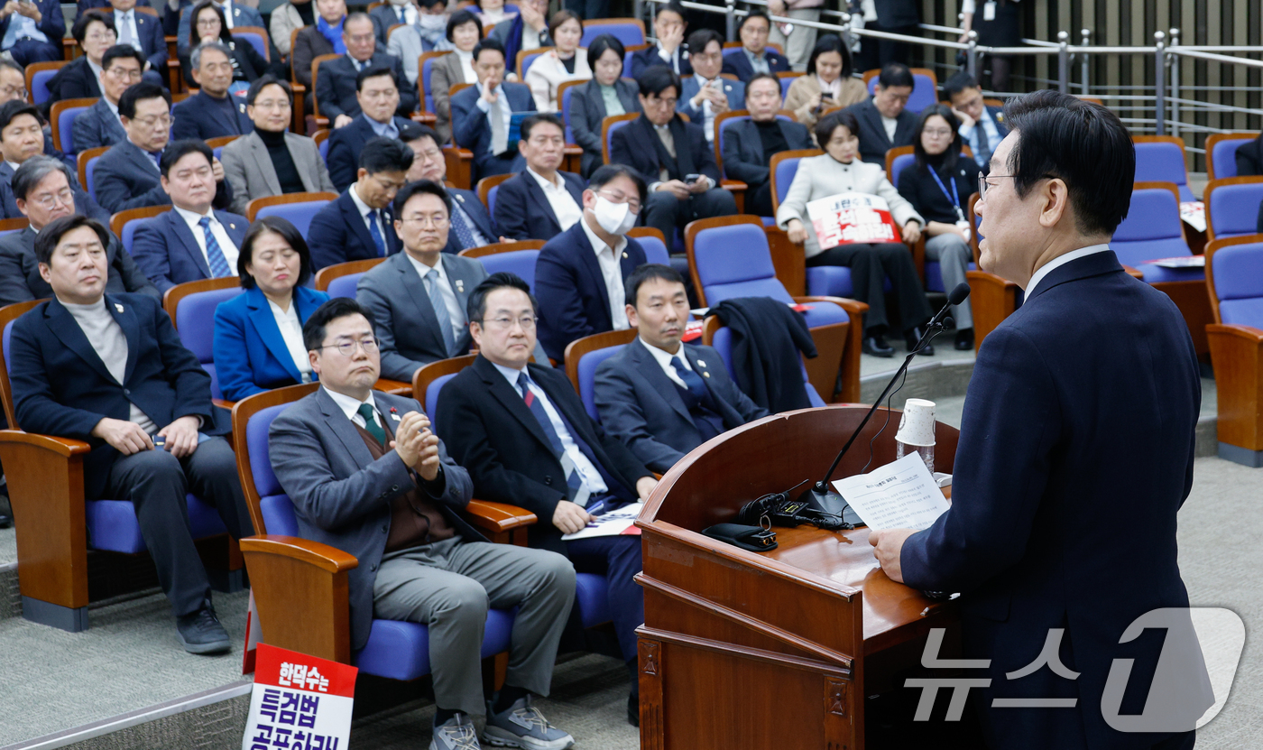 (서울=뉴스1) 안은나 기자 = 이재명 더불어민주당 대표가 24일 오후 서울 여의도 국회에서 열린 의원총회에 참석해 모두 발언하고 있다. 2024.12.24/뉴스1