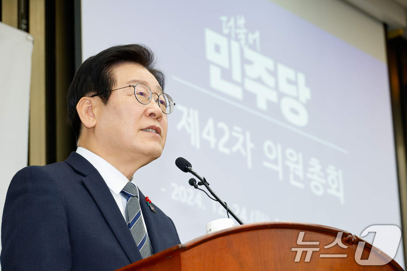 (서울=뉴스1) 안은나 기자 = 이재명 더불어민주당 대표가 24일 오후 서울 여의도 국회에서 열린 의원총회에 참석해 모두 발언하고 있다. 2024.12.24/뉴스1