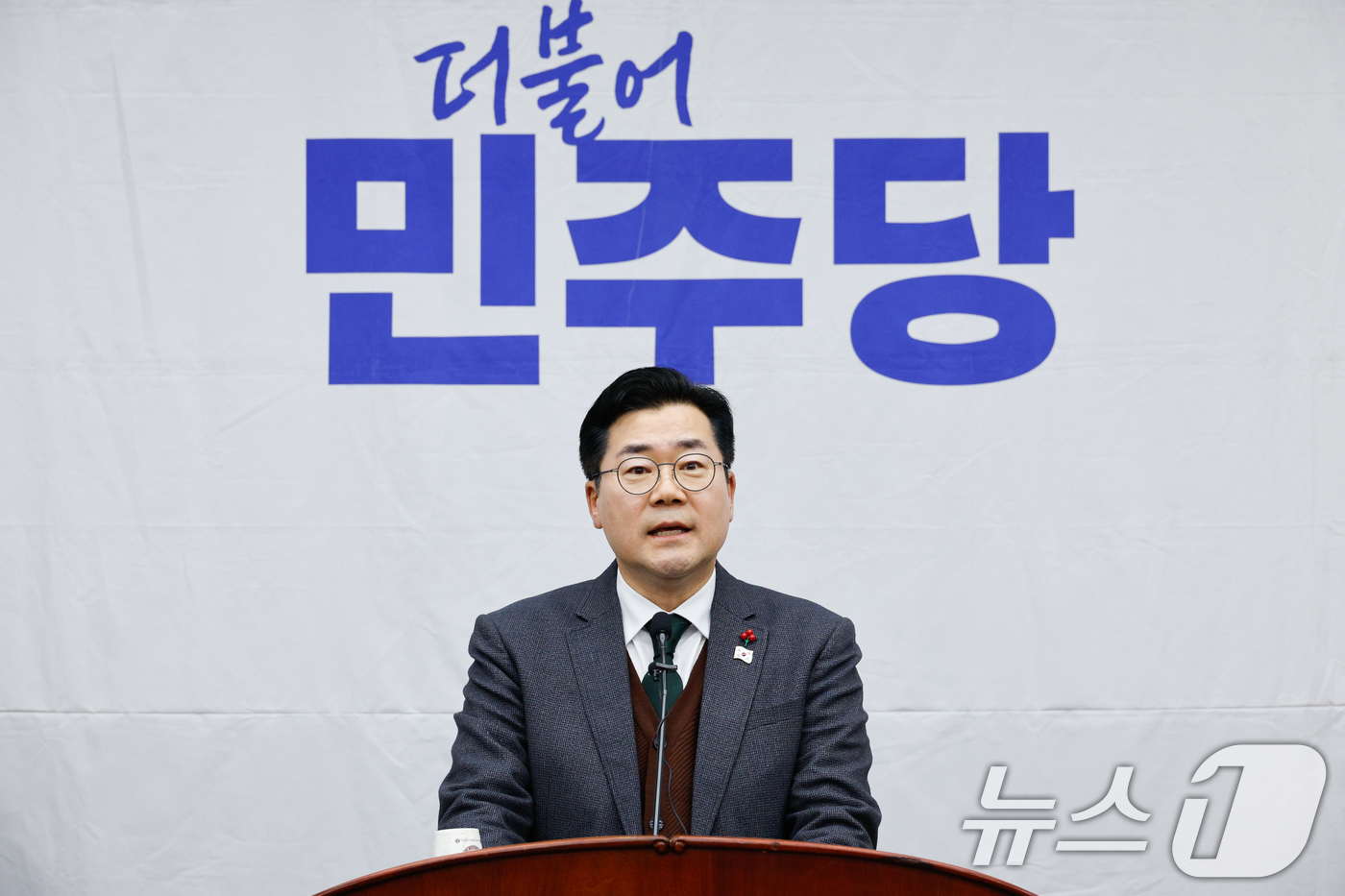 (서울=뉴스1) 안은나 기자 = 박찬대 더불어민주당 원내대표가 24일 오후 서울 여의도 국회에서 열린 의원총회에서 모두 발언을 하고 있다. 2024.12.24/뉴스1