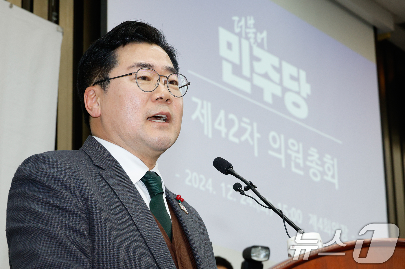 (서울=뉴스1) 안은나 기자 = 박찬대 더불어민주당 원내대표가 24일 오후 서울 여의도 국회에서 열린 의원총회에서 모두 발언을 하고 있다. 2024.12.24/뉴스1