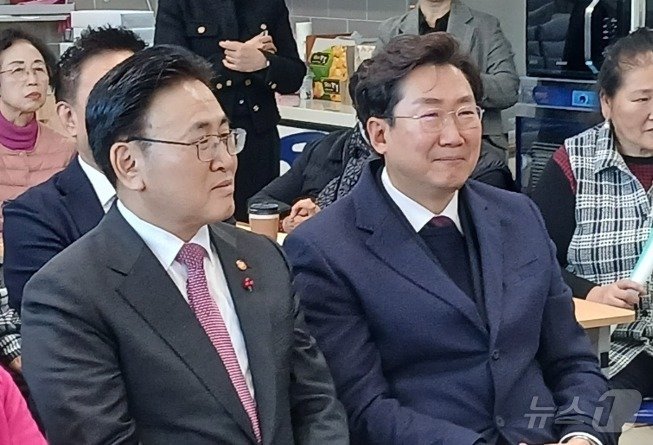 본문 이미지 - 유상임 과학기술정보통신부 장관이 24일 오후 강원 원주시 학성동에 위치한 광명경로당을 찾은 가운데, 원강수 원주시장과 함께 화상화면에 비취진 원주시의 스마트경로당 운영상황을 점검하고 있다. 2024.12.24. ⓒ News1 신관호 기자