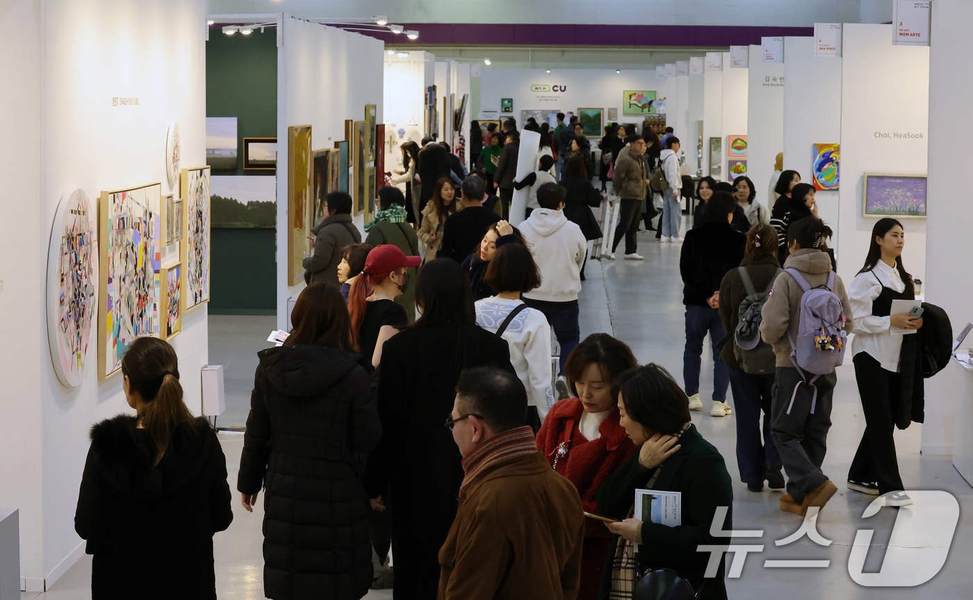 (서울=뉴스1) 박세연 기자 = 24일 오후 서울 강남구 코엑스에서 개막한 ‘2024 서울 아트쇼’를 찾은 관람객들이 전시된 작품을 살펴보고 있다.올해로 13회를 맞이하며 국내외 …