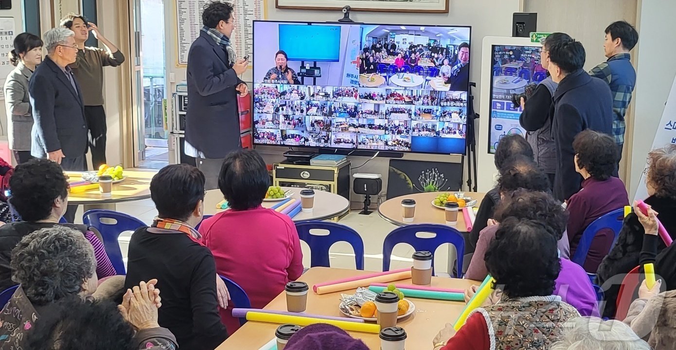 본문 이미지 - 유상임 과학기술정보통신부 장관이 24일 오후 강원 원주시 학성동에 위치한 광명경로당을 찾은 가운데, 이에 앞서 원강수 원주시장이 이날 원주의 스마트경로당 운영상황을 살피면서 화상으로 다른 시내 경로당들의 고령자들과 소통하고 있다. 2024.12.24. ⓒ News1 신관호 기자