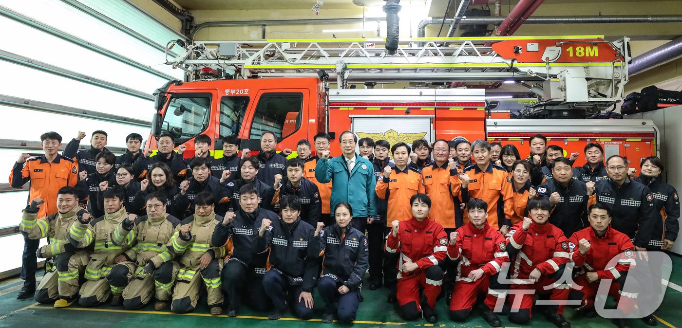 한덕수 대통령 권한대행 국무총리가 24일 오후 서울 중구 중부소방서를 방문해 연말·연시 비상근무 상황 및 재난 대응 체계를 점검한 뒤 소방공무원들과 파이팅을 외치고 있다. &#40;국무총리실 제공&#41; 2024.12.24/뉴스1 ⓒ News1 장수영 기자