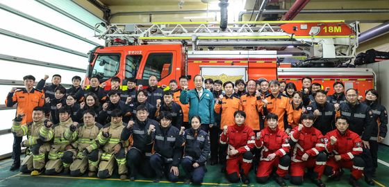 연말 비상근무 중인 소방공무원 만난 한덕수 대통령 권한대행