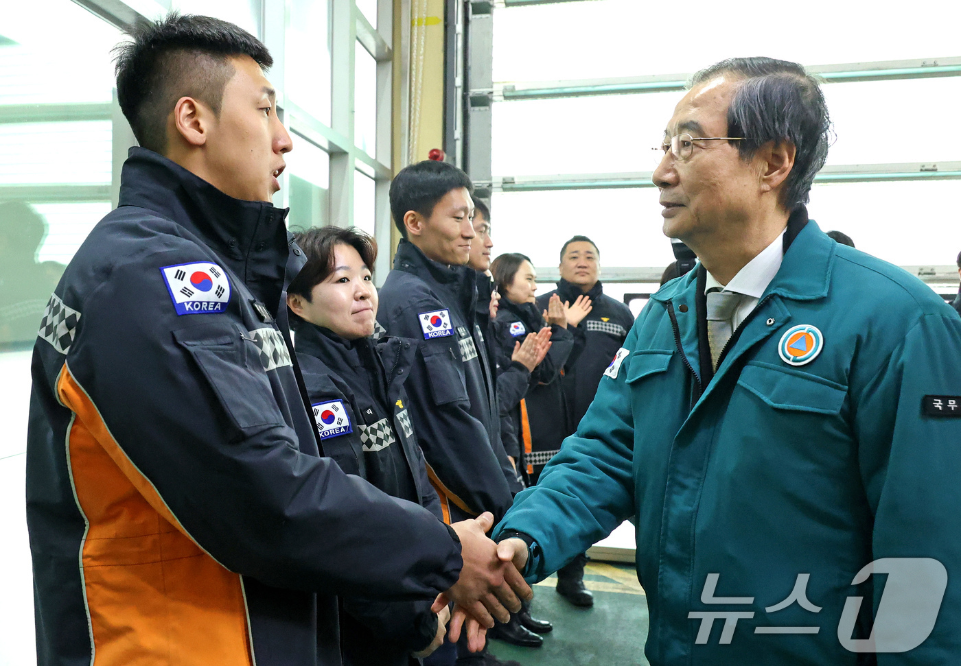 (서울=뉴스1) 장수영 기자 = 한덕수 대통령 권한대행 국무총리가 24일 오후 서울 중구 중부소방서를 방문해 연말·연시 비상근무 중인 소방공무원들과 인사를 나누고 있다. (국무총리 …