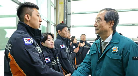 한해 마무리 기간 비상근무 소방공무원 만난 한덕수 대통령 권한대행