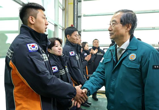 소방서 찾은 한 대행 "연말연시 화재·사고 철저 대비"(종합)