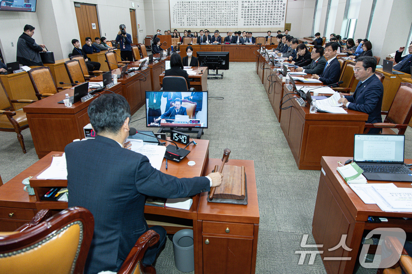 (서울=뉴스1) 이재명 기자 = 정청래 국회 법제사법위원회 위원장이 24일 오후 서울 여의도 국회에서 열린 법사위 전체회의에서 의사봉을 두드리고 있다. 2024.12.24/뉴스1