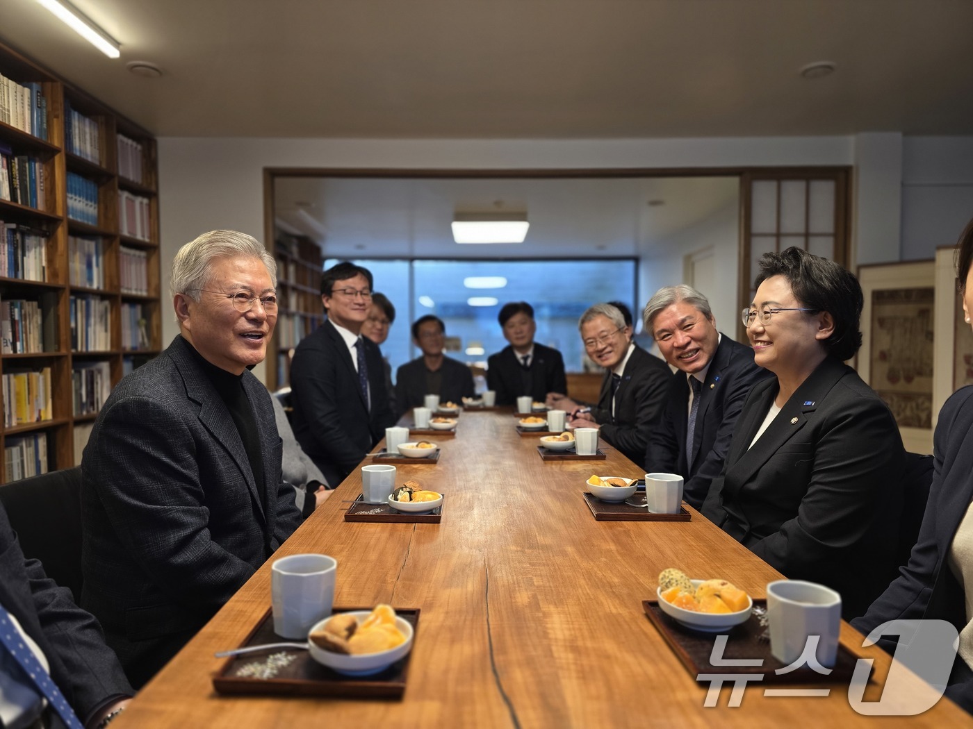 (서울=뉴스1) = 문재인 전 대통령이 24일 오후 경남 양산 하북면 평산마을을 찾은 김선민 조국혁신당 대표 권한대행과 대화를 하고 있다. (조국혁신당 제공) 2024.12.24/ …