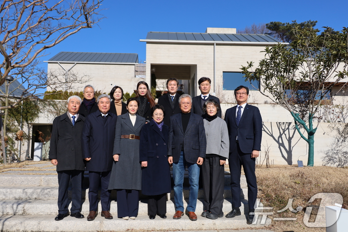 (서울=뉴스1) = 문재인 전 대통령이 24일 오후 경남 양산 하북면 평산마을을 찾은 김선민 조국혁신당 대표 권한대행과 기념촬영을 하고 있다. (조국혁신당 제공) 2024.12.2 …