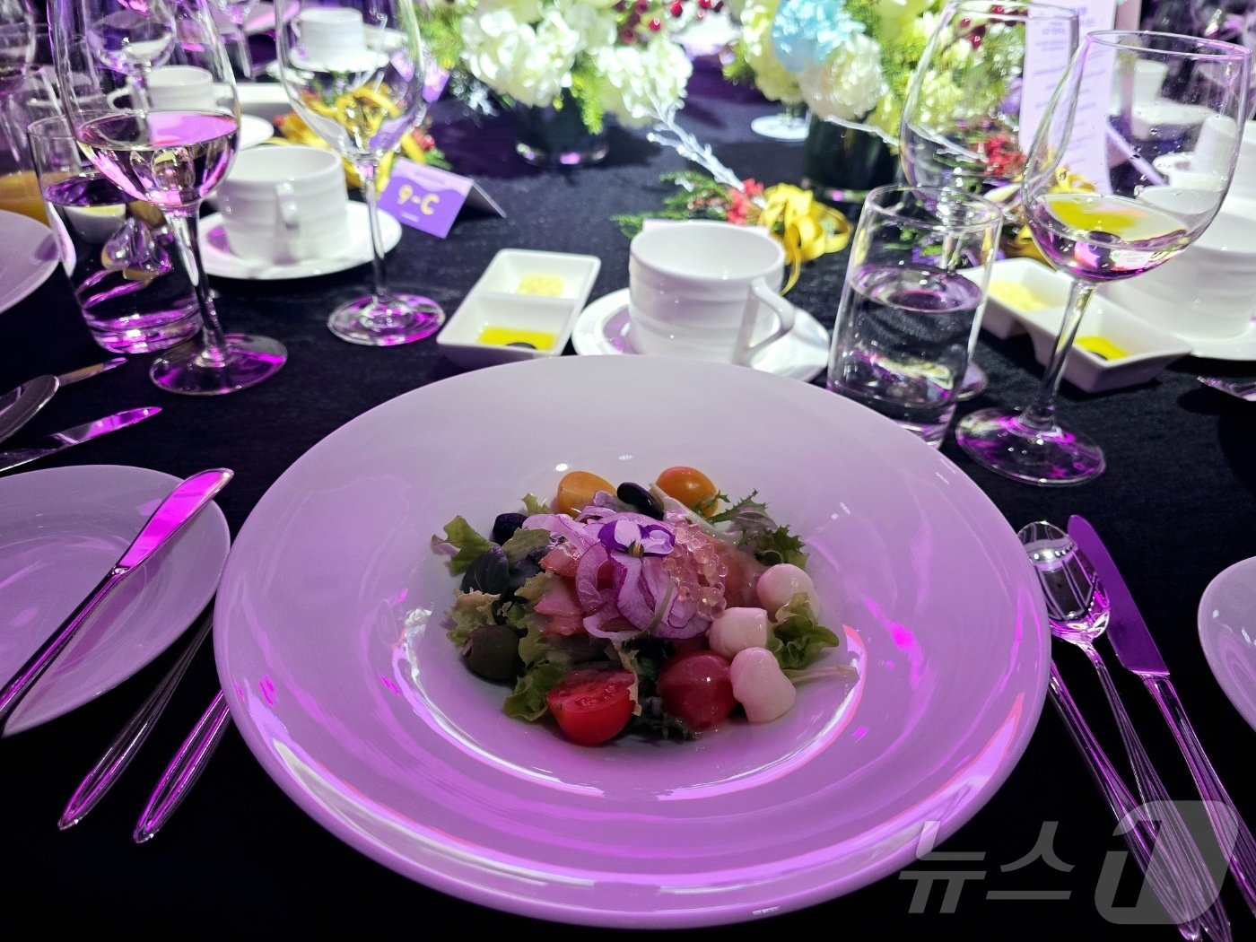 본문 이미지 - SK텔레콤은 24일 서울 워커힐 호텔에서 '2024 더 클럽 페스타'를 열었다. 조리장인 조성현 셰프는 크리스마스 이브인 만큼 크리스마스 트리를 연상할 수 있는 에피타이저를 만들었다고 소개했다. 에피타이저인 '오크향 훈제연어, 어린잎 채소, 레몬 비네그레이트', 2024.12.24/뉴스1 ⓒ News1 양새롬 기자