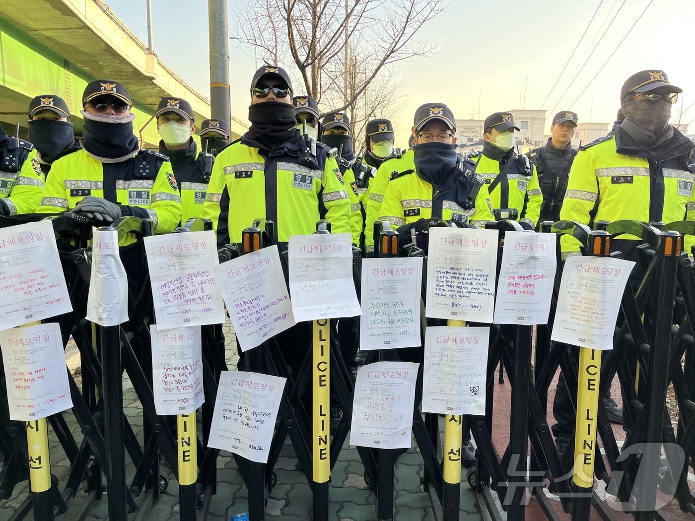 시민단체 시민권력 직접행동이 경찰 바리케이드에 부착한 윤석열 대통령 체포영장.