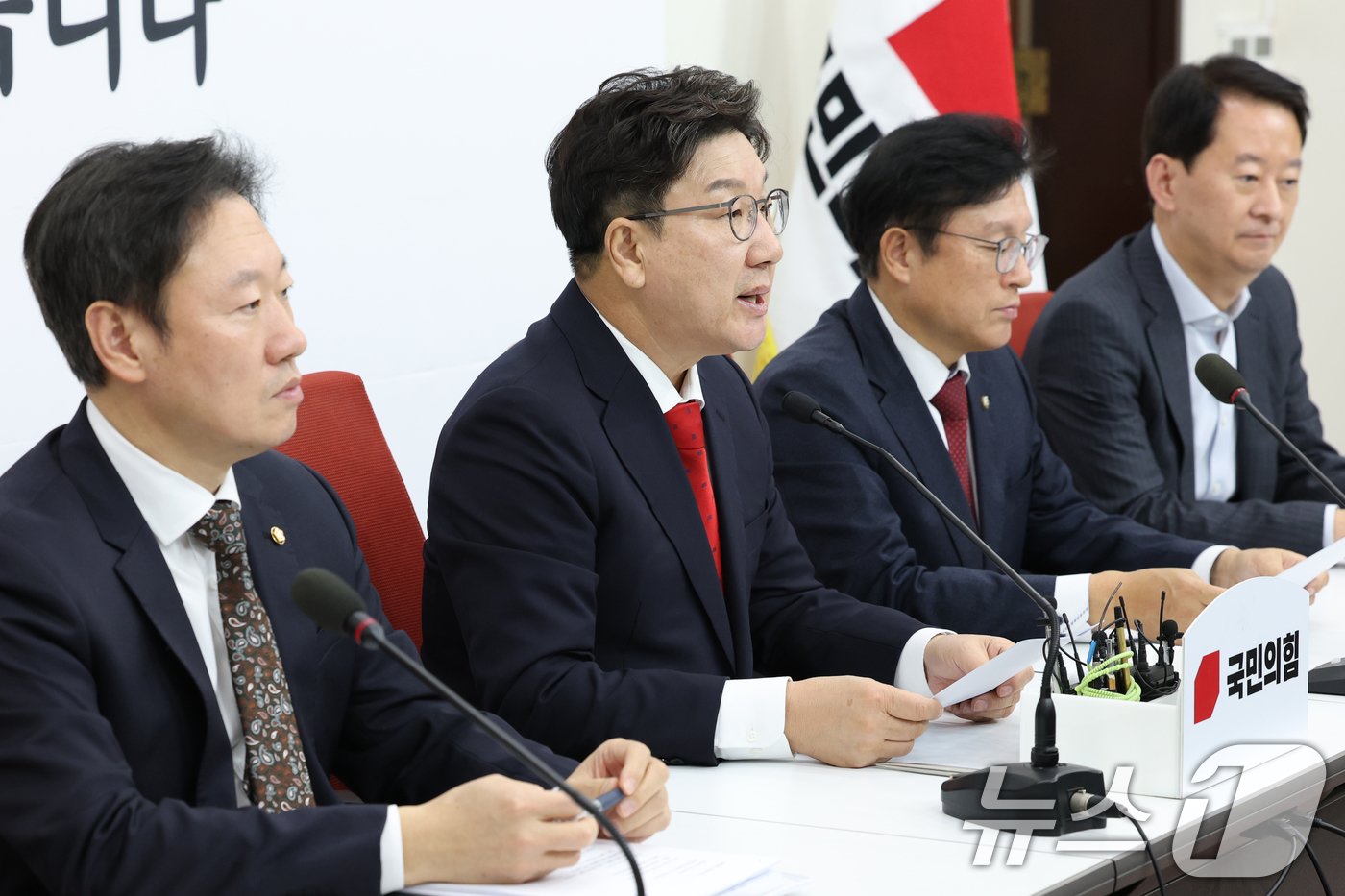 권성동 국민의힘 대표 권한대행 겸 원내대표가 24일 오후 서울 여의도 국회에서 현안 관련 기자간담회를 열고 더불어민주당의 한덕수 대통령 권한대행 국무총리 탄핵안을 당론으로 채택한 것에 대해 비판하고 있다. 2024.12.24/뉴스1 ⓒ News1 이광호 기자