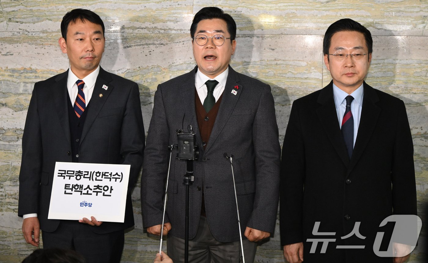본문 이미지 - 김용민&#40;왼쪽부터&#41; 더불어민주당 원내정책수석부대표와 박찬대 원내대표, 박성준 원내수석부대표가 24일 서울 여의도 국회 의안과 앞에서 &#39;국무총리 한덕수 탄핵소추안&#39; 제출 보류 이유를 밝히고 있다.&#40;공동취재&#41;2024.12.24/뉴스1 ⓒ News1 이광호 기자