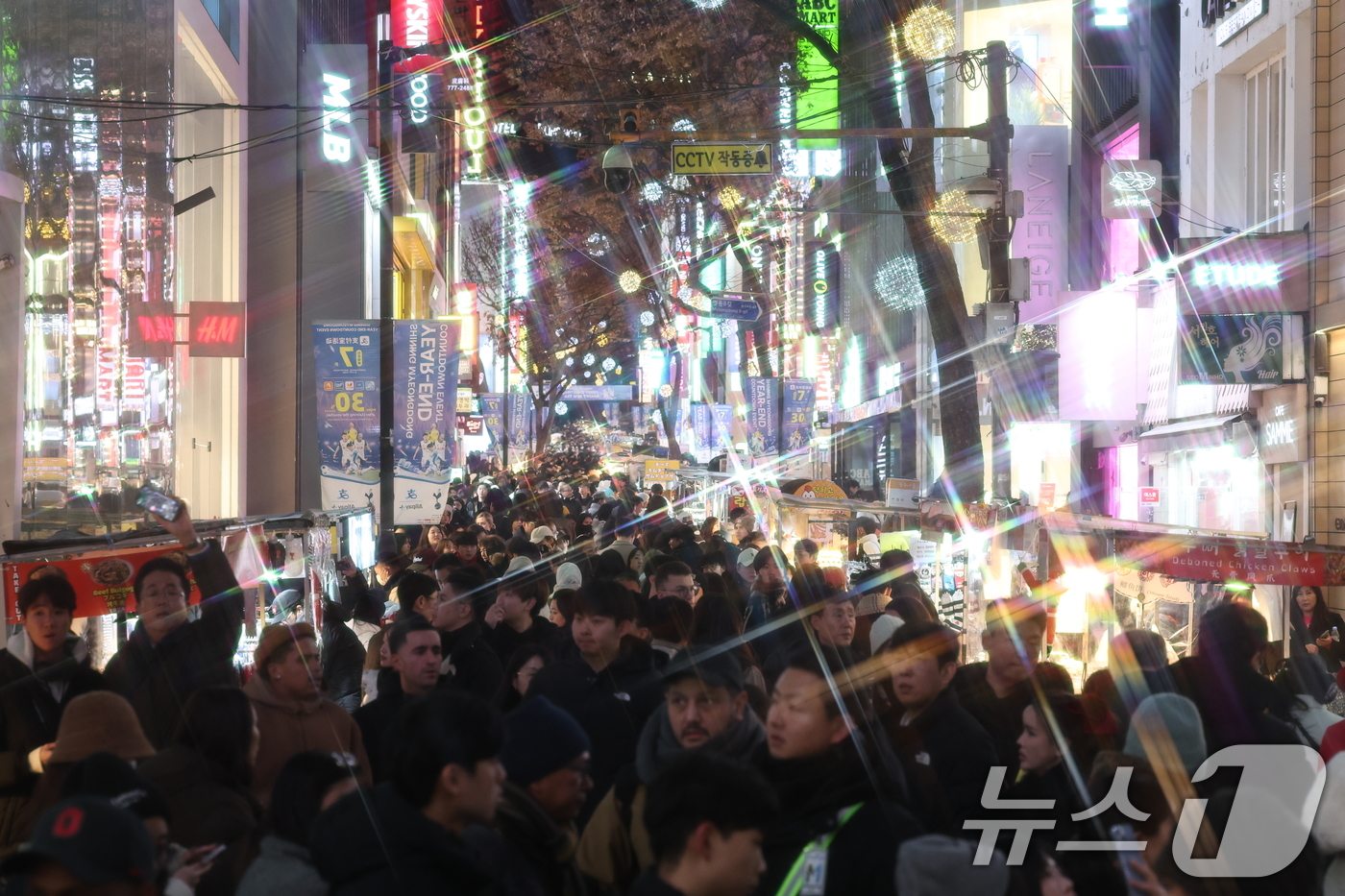 (서울=뉴스1) 구윤성 기자 = 크리스마스 이브인 24일 오후 서울 중구 명동거리가 성탄절 분위기를 만끽하려는 시민과 관광객들로 북적이고 있다. 2024.12.24/뉴스1