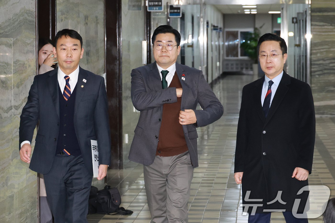 본문 이미지 - 김용민(왼쪽부터) 더불어민주당 원내정책수석부대표와 박찬대 원내대표, 박성준 원내수석부대표가 24일 국회 의안과 앞에서 '국무총리 한덕수 탄핵소추안' 제출 보류 이유를 밝히기 위해 이동하고 있다.(공동취재)2024.12.24/뉴스1 ⓒ News1 이광호 기자
