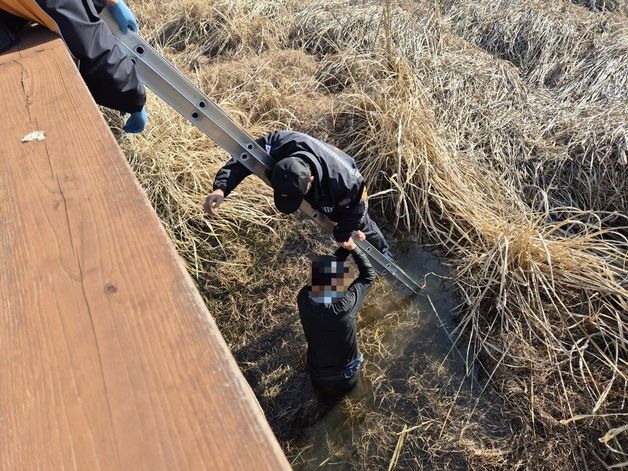 지팡이 주우려다…전주 저수지에 빠진 70대 남성 구조