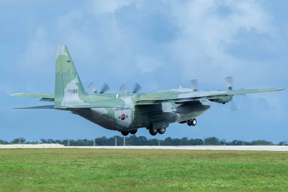 8일 괌 앤더슨 공군기지에서 공군 C-130 수송기가 이륙하고 있다.&#40;미 국방부 제공&#41;