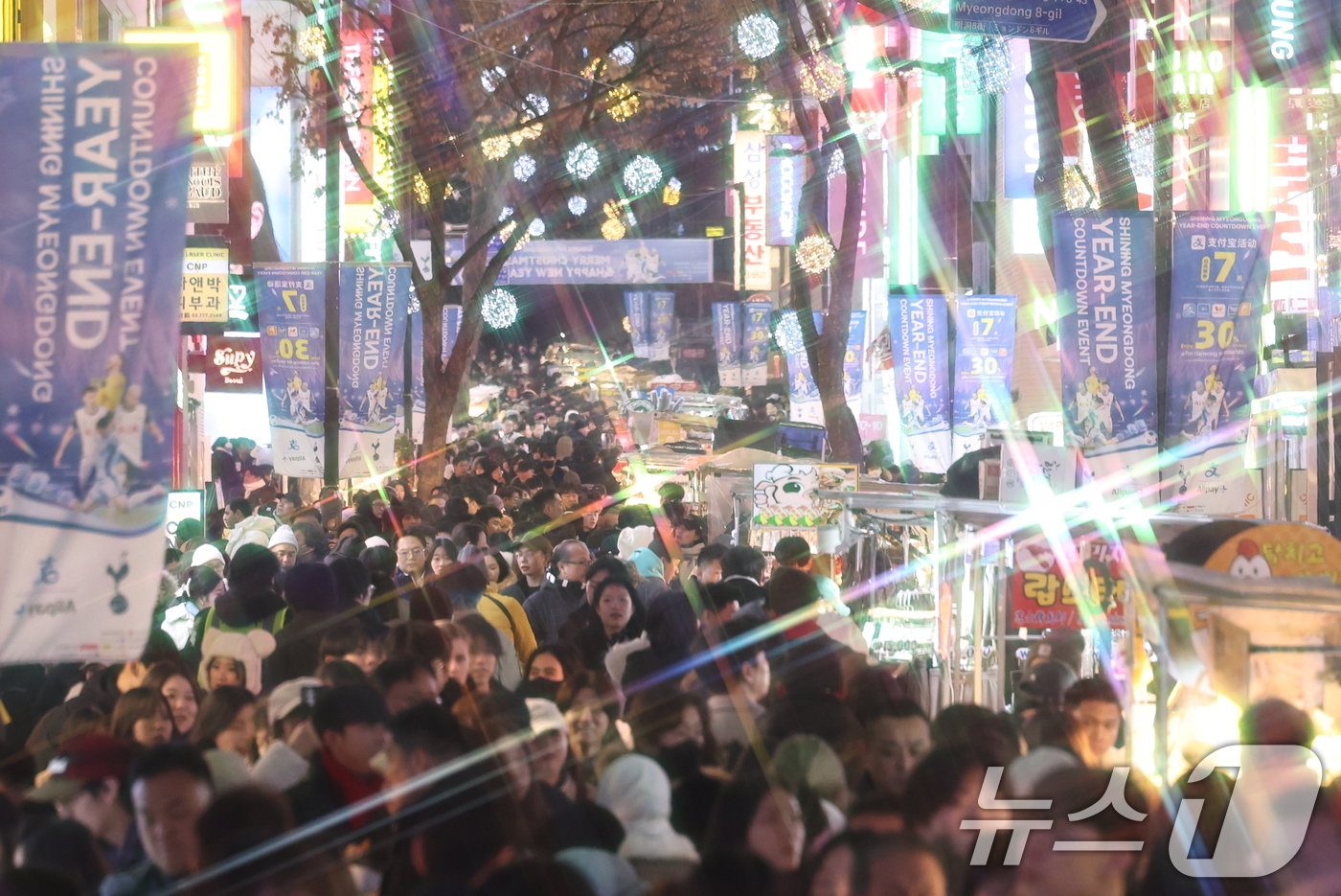 본문 이미지 - 크리스마스 이브인 24일 오후 서울 중구 명동거리가 성탄절 분위기를 만끽하려는 시민과 관광객들로 북적이고 있다. 2024.12.24/뉴스1 ⓒ News1 구윤성 기자