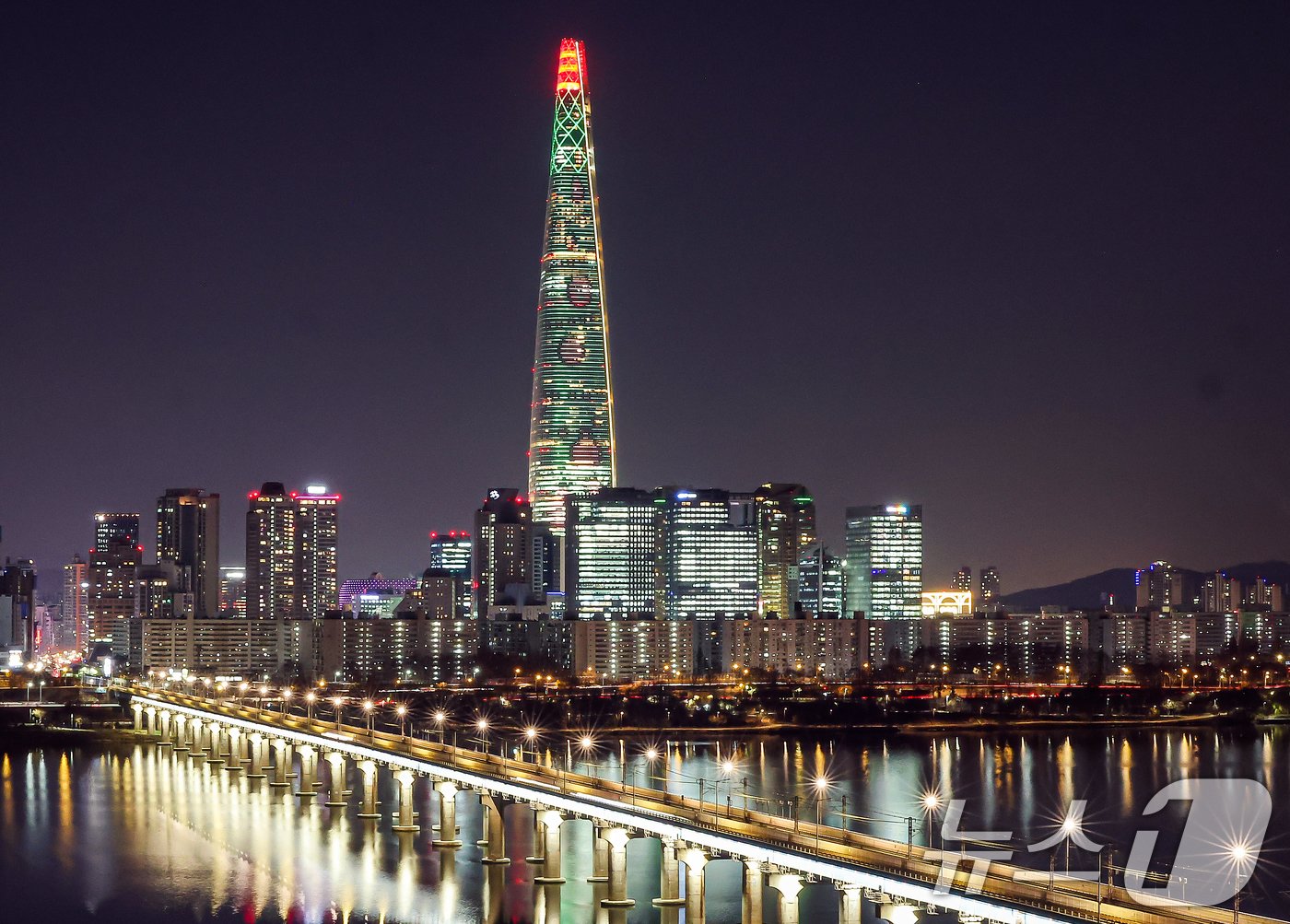 본문 이미지 - 성탄절을 하루 앞둔 24일 오후 서울 송파구 롯데월드타워 외벽에 미디어 파사드 영상을 이용한 555m 높이의 초대형 크리스마스 장식이 불을 밝히고 있다. 2024.12.24/뉴스1 ⓒ News1 김진환 기자