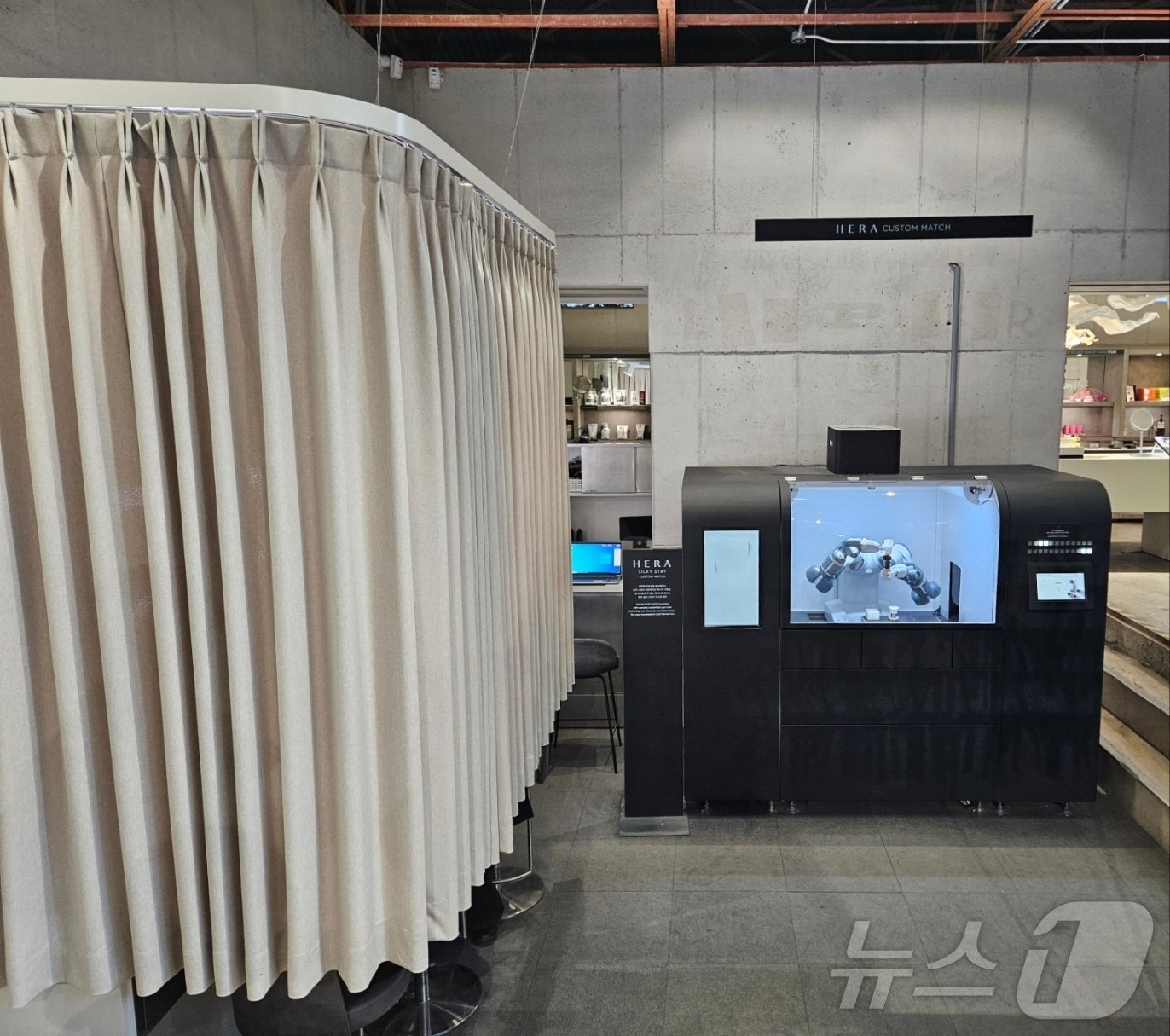 본문 이미지 - 아모레 성수 내  '실키 스테이 커스텀 매치' 서비스 공간.ⓒ 뉴스1/김진희 기자.