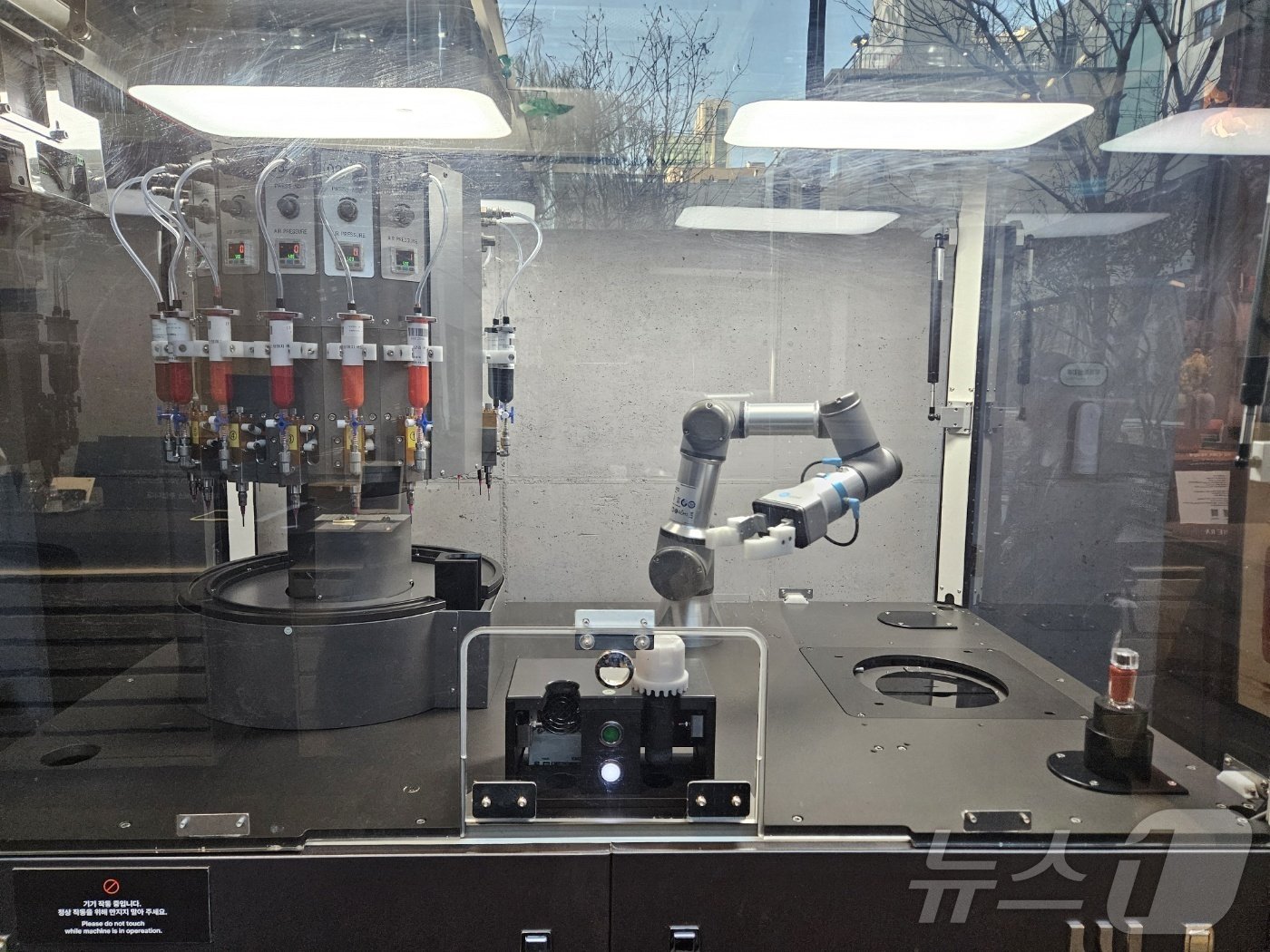 본문 이미지 - 립 제조 로봇.ⓒ 뉴스1/김진희 기자.