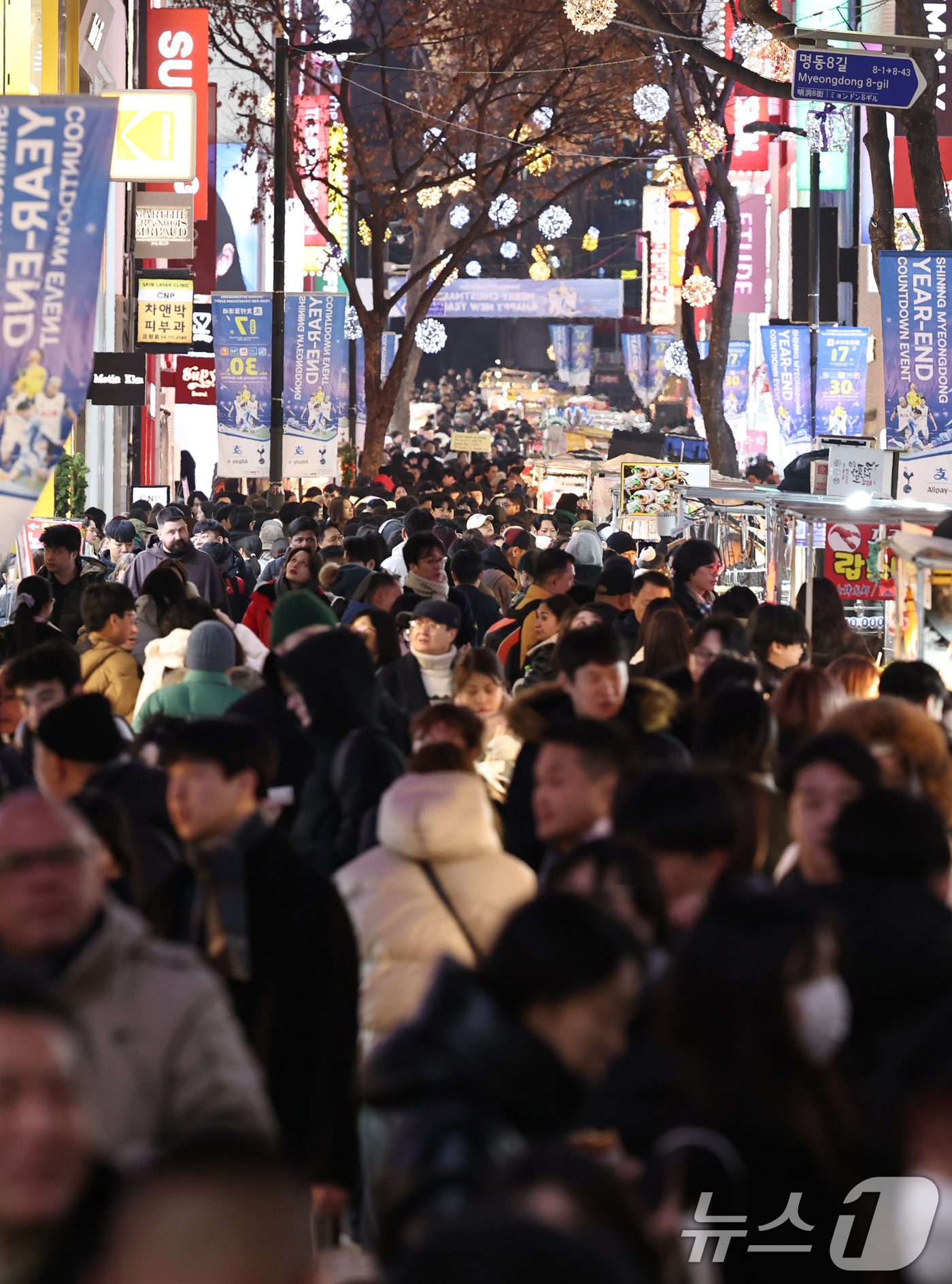 (서울=뉴스1) 구윤성 기자 = 크리스마스 이브인 24일 오후 서울 중구 명동거리가 성탄절 분위기를 만끽하려는 시민과 관광객들로 북적이고 있다. 2024.12.24/뉴스1