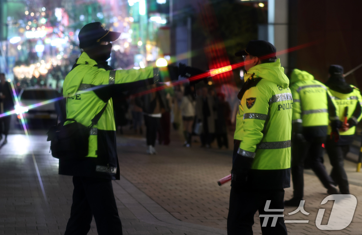 (서울=뉴스1) 구윤성 기자 = 크리스마스 이브인 24일 오후 서울 중구 명동거리에서 경찰이 인파 관리를 하고 있다. 2024.12.24/뉴스1