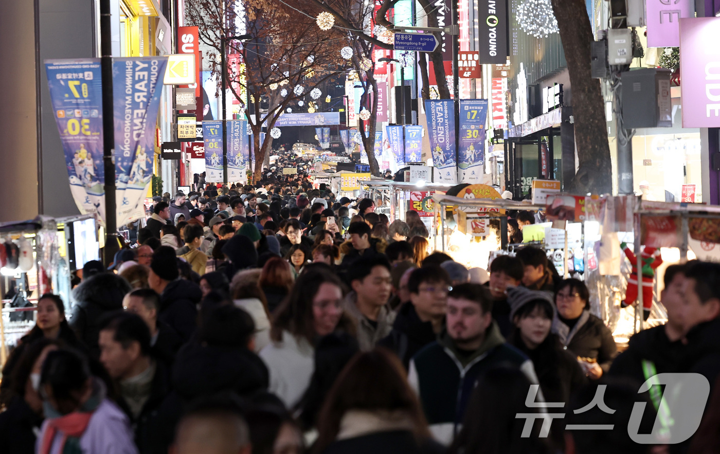 (서울=뉴스1) 구윤성 기자 = 크리스마스 이브인 24일 오후 서울 중구 명동거리가 성탄절 분위기를 만끽하려는 시민과 관광객들로 북적이고 있다. 2024.12.24/뉴스1