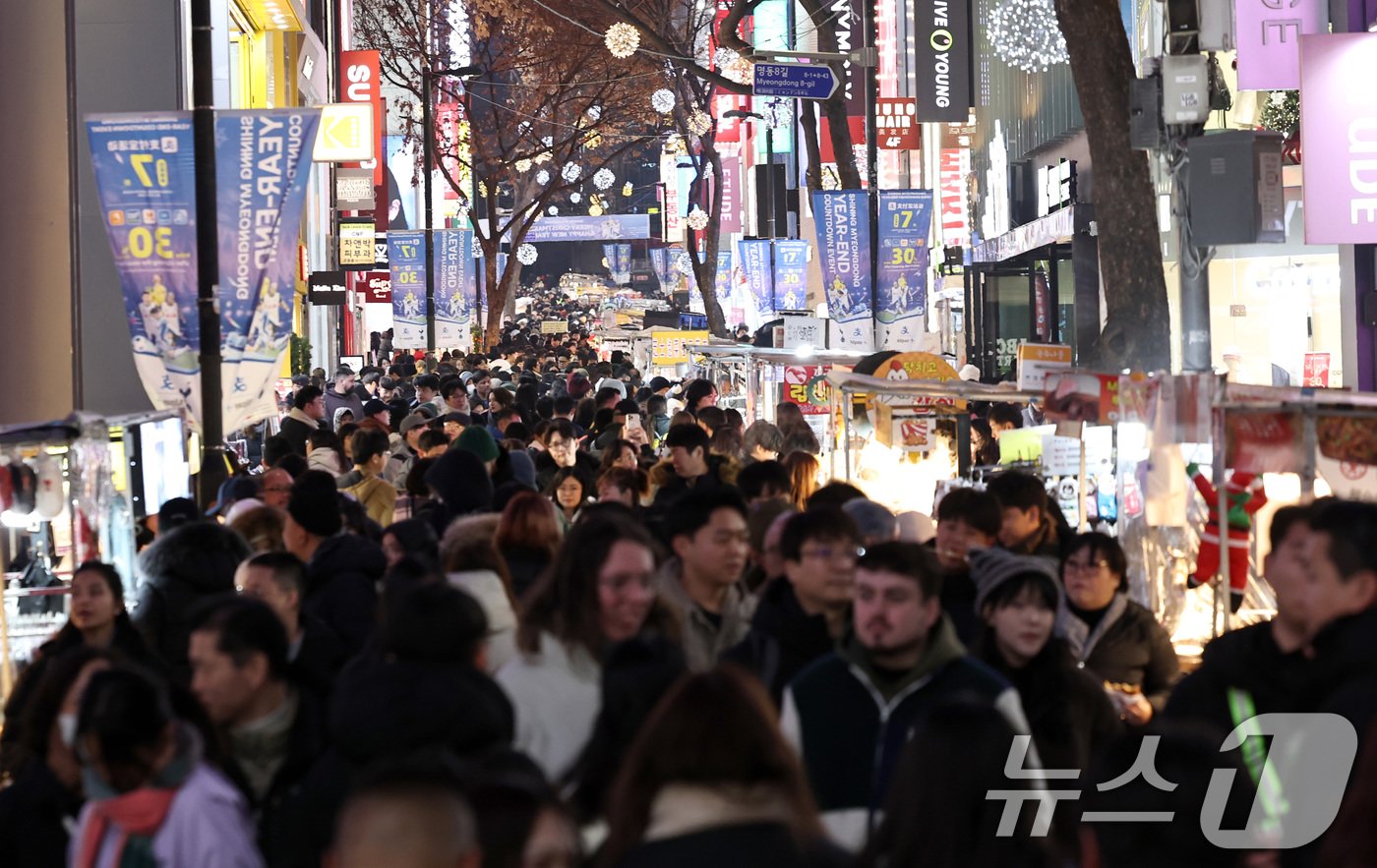 크리스마스 이브인 24일 오후 서울 중구 명동거리가 성탄절 분위기를 만끽하려는 시민과 관광객들로 북적이고 있다. 2024.12.24/뉴스1 ⓒ News1 구윤성 기자