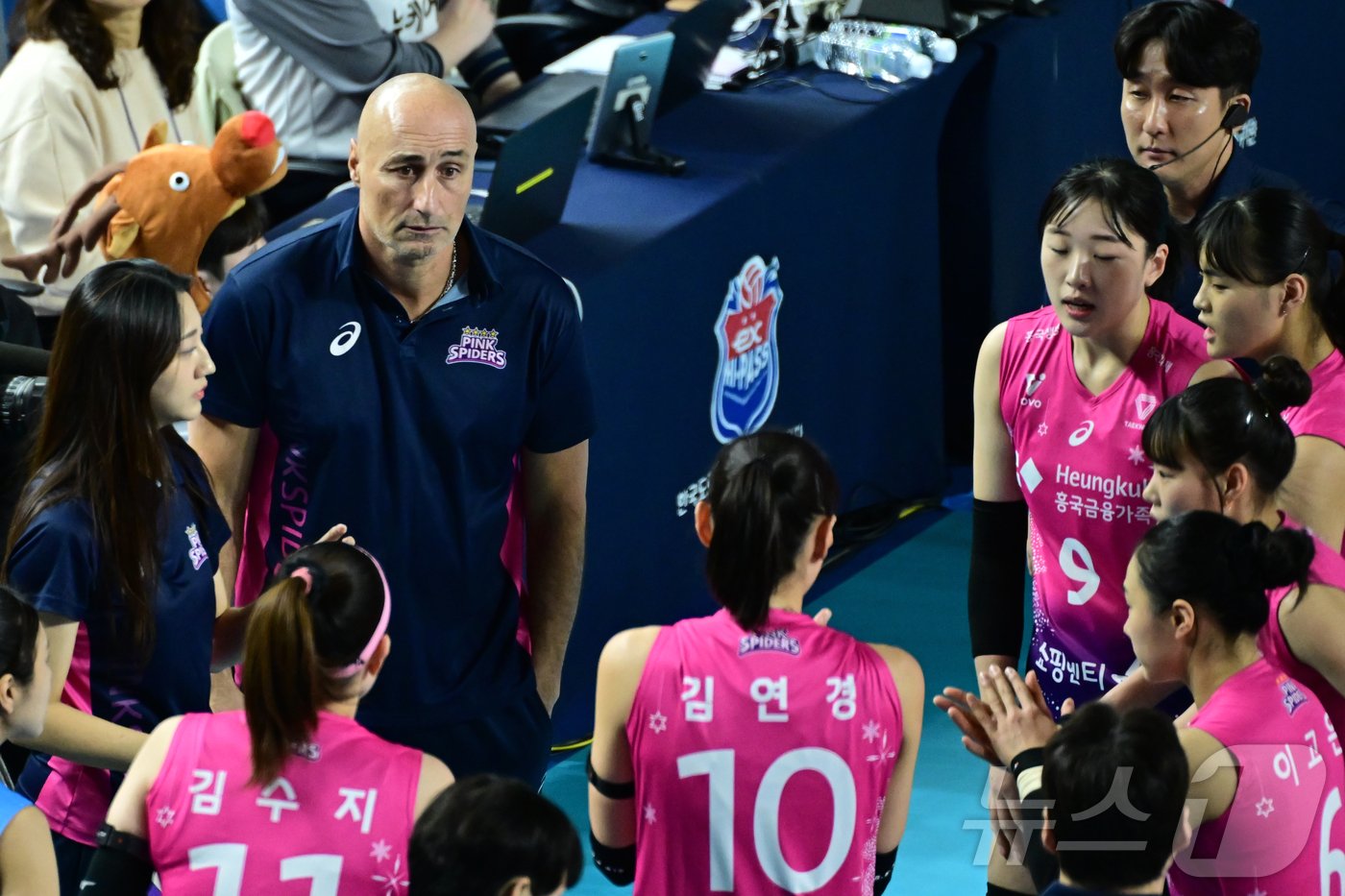본문 이미지 - 14연승 후 3연패를 당한 흥국생명. &#40;한국배구연맹 제공&#41;