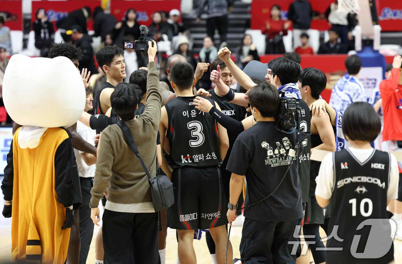 (수원=뉴스1) 김영운 기자 = 24일 오후 경기 수원시 권선구 수원KT소닉붐아레나에서 열린 '2024-2025 KCC 프로농구' 정규리그 수원 KT 소닉붐과 울산 현대모비스 피버 …