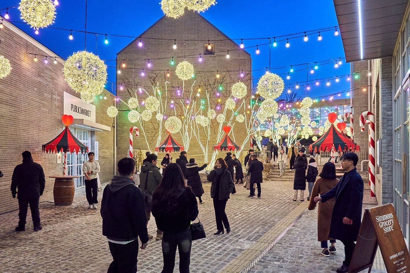 본문 이미지 - 경기도 이천 소재 시몬스 테라스를 찾은 방문객들이 주위를 둘러보고 있다. /사진 제공 = 시몬스 침대