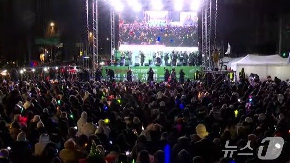 본문 이미지 - 24일 오후 윤석열즉각퇴진·사회대개혁 비상행동의 주최로 경복궁 4번역 출구 인근에서 열린 '메리퇴진 크리스마스 콘서트'가 열리고 있다.