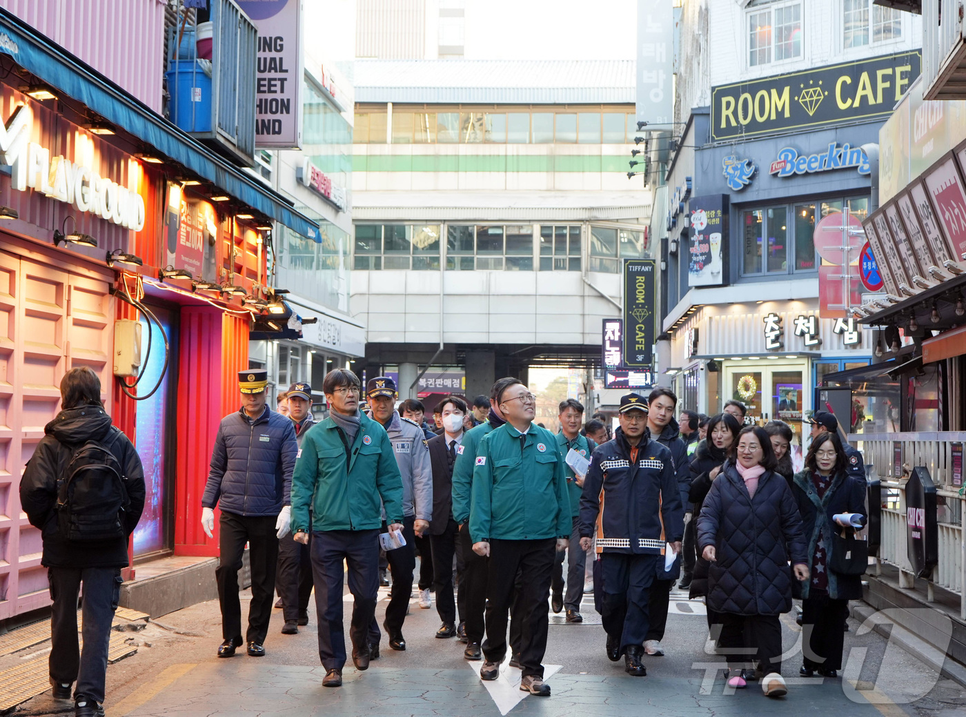 (서울=뉴스1) = 이한경 행정안전부 재난안전관리본부장이 24일 오후 서울 광진구 건대 맛의거리를 방문해 성탄절 인파밀집 대비 점검을 하고 있다.(행정안전부 제공) 2024.12. …