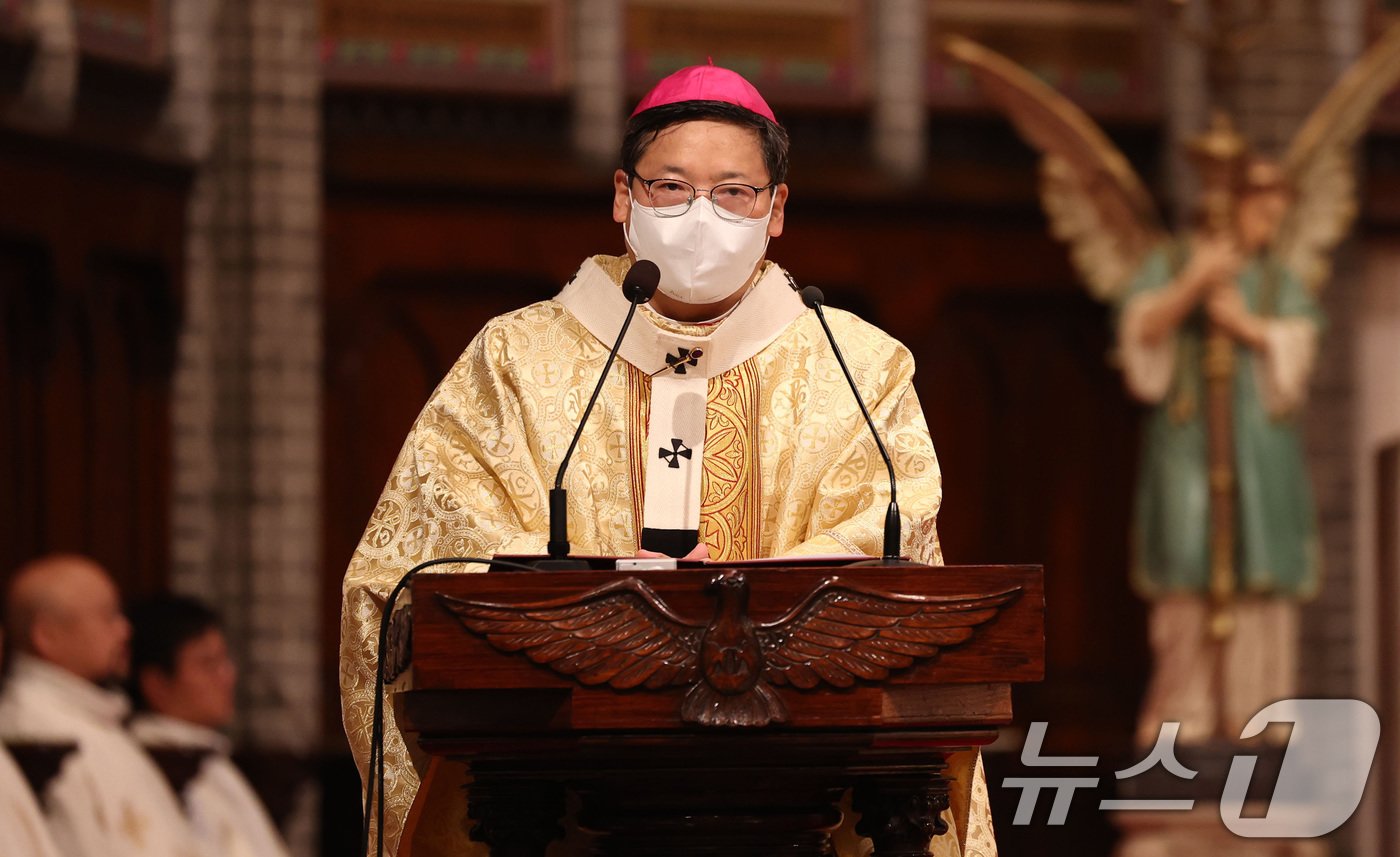 천주교 서울대교구장 정순택 대주교가 25일 서울 중구 명동성당에서 성탄 대축일 밤 미사를 집전하고 있다.&#40;공동취재&#41; 2024.12.25/뉴스1 ⓒ News1 구윤성 기자