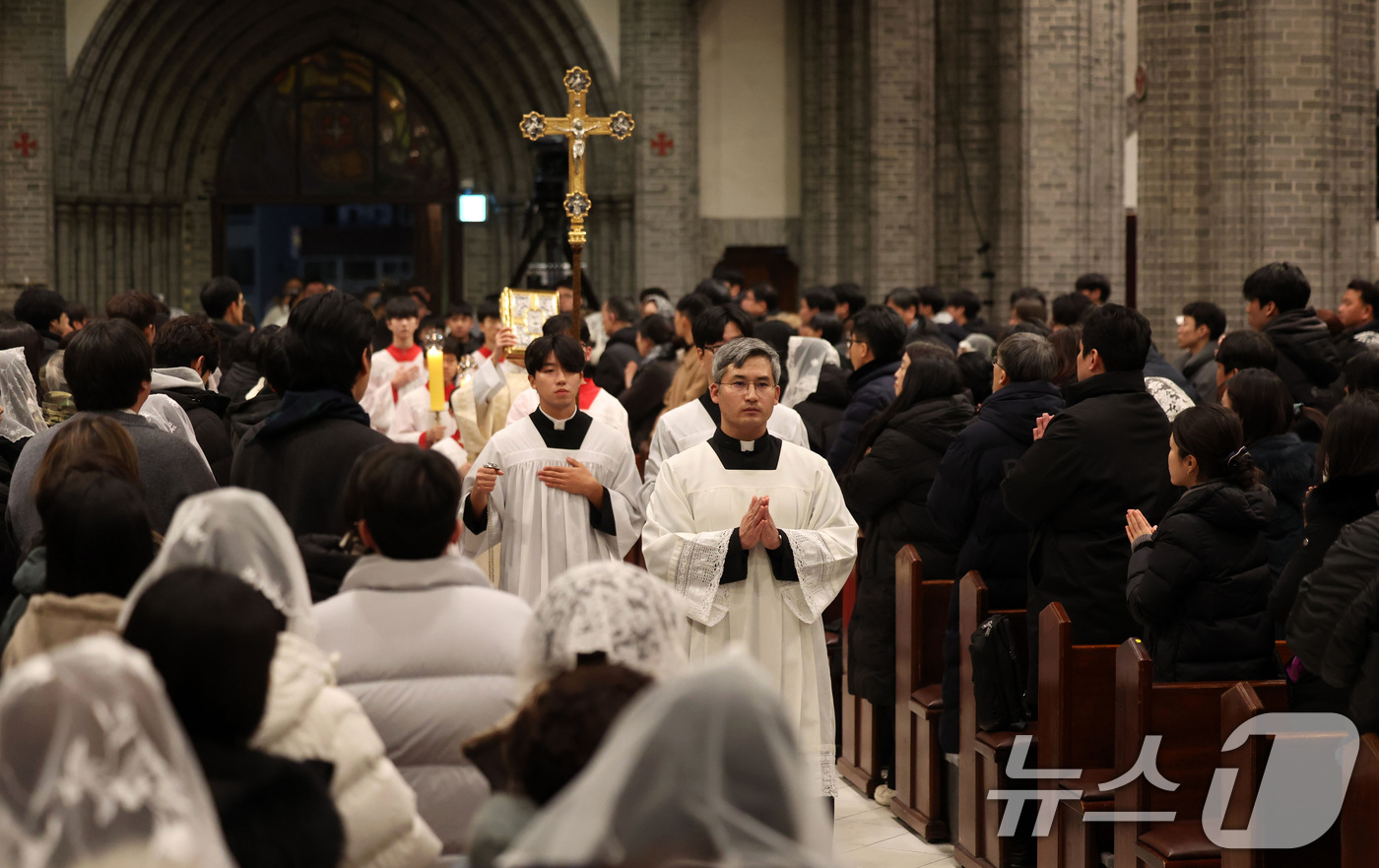 (서울=뉴스1) 구윤성 기자 = 성탄절인 25일 새벽 서울 중구 명동대성당에서 '주님 성탄 대축일' 밤미사가 진행되고 있다. (공동취재) 2024.12.25/뉴스1