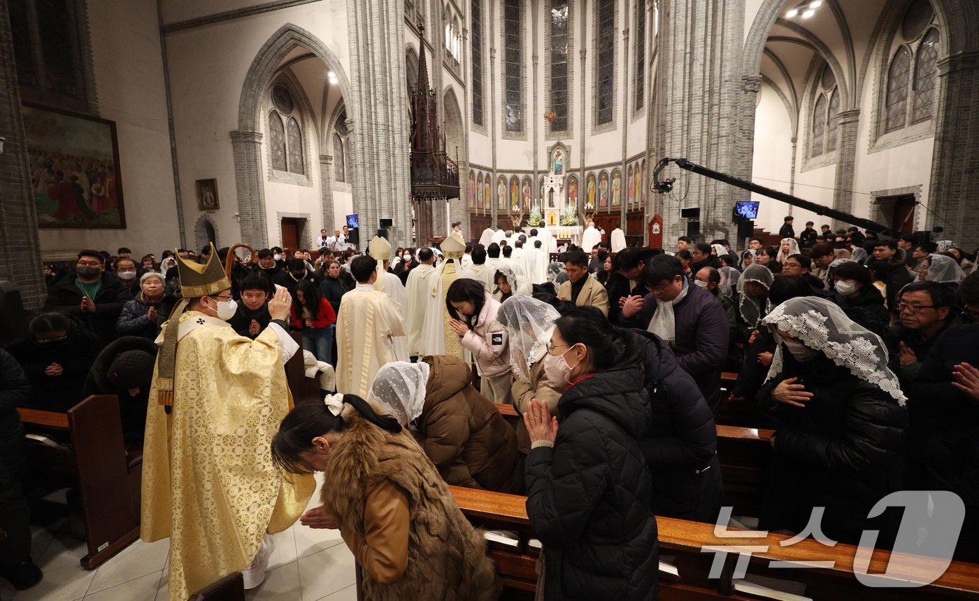 천주교 서울대교구장 정순택 대주교가 25일 서울 중구 명동성당에서 성탄 대축일 밤 미사를 집전하기 위해 들어서고 있다.&#40;공동취재&#41; 2024.12.25/뉴스1 ⓒ News1 구윤성 기자