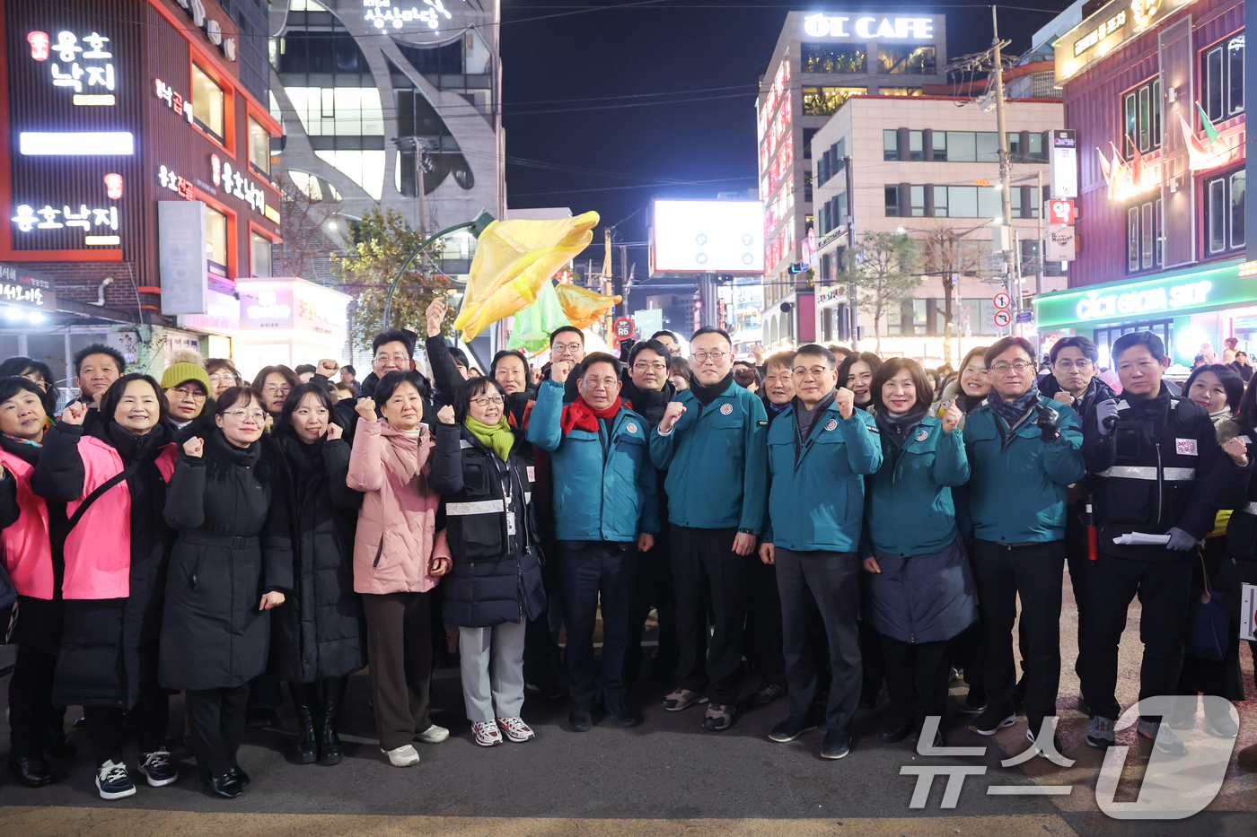 (서울=뉴스1) = 이한경 행정안전부 재난안전관리본부장이 25일 새벽 서울 마포구 홍대 클럽거리를 찾아 안전점검을 한뒤 박강수 마포구청장, 마포경찰서장, 홍대입구 역장과 함께 기념 …